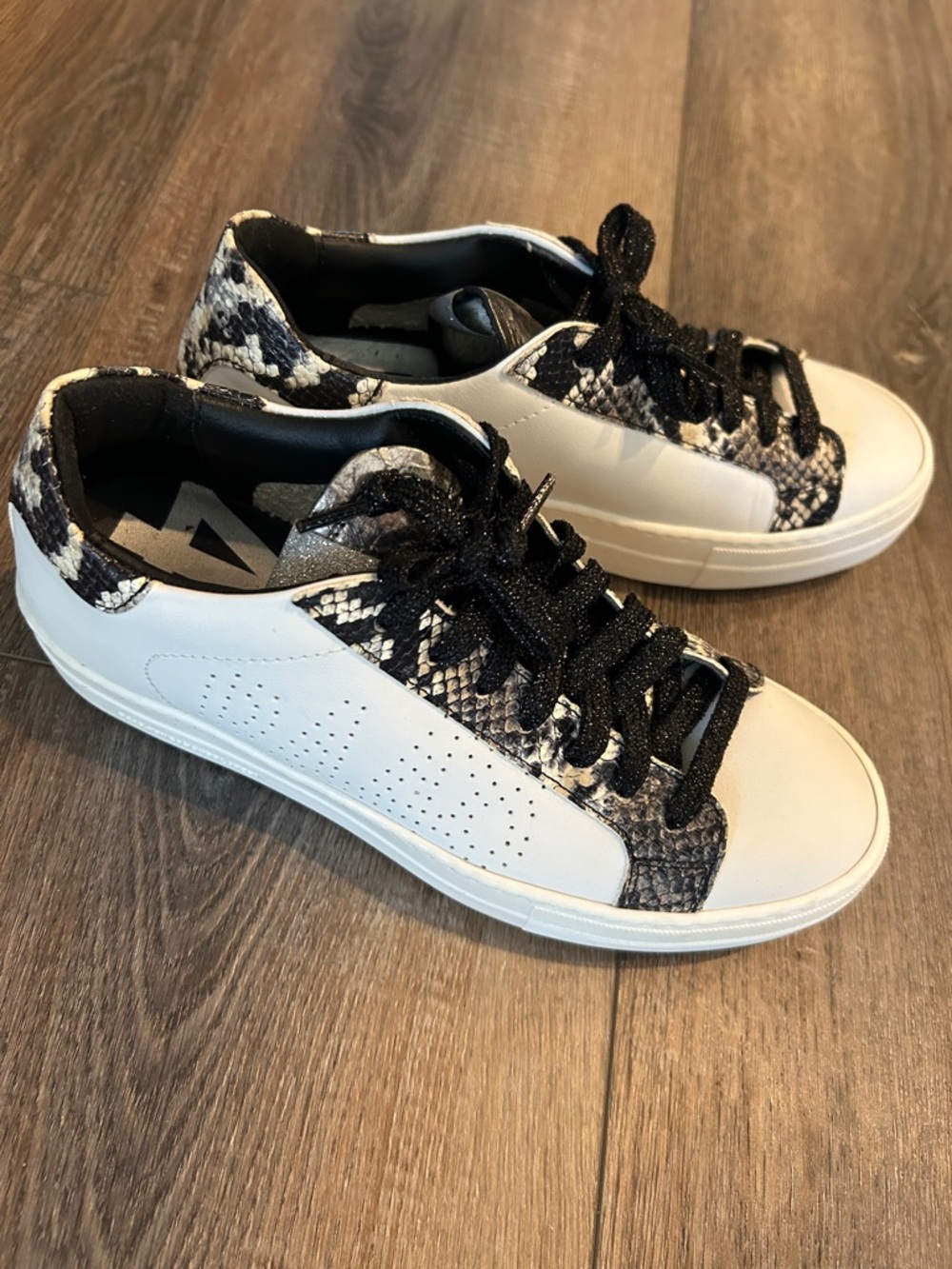 P448 shoes size 39 8.5 GUC white sneakers with black snake-print accents.